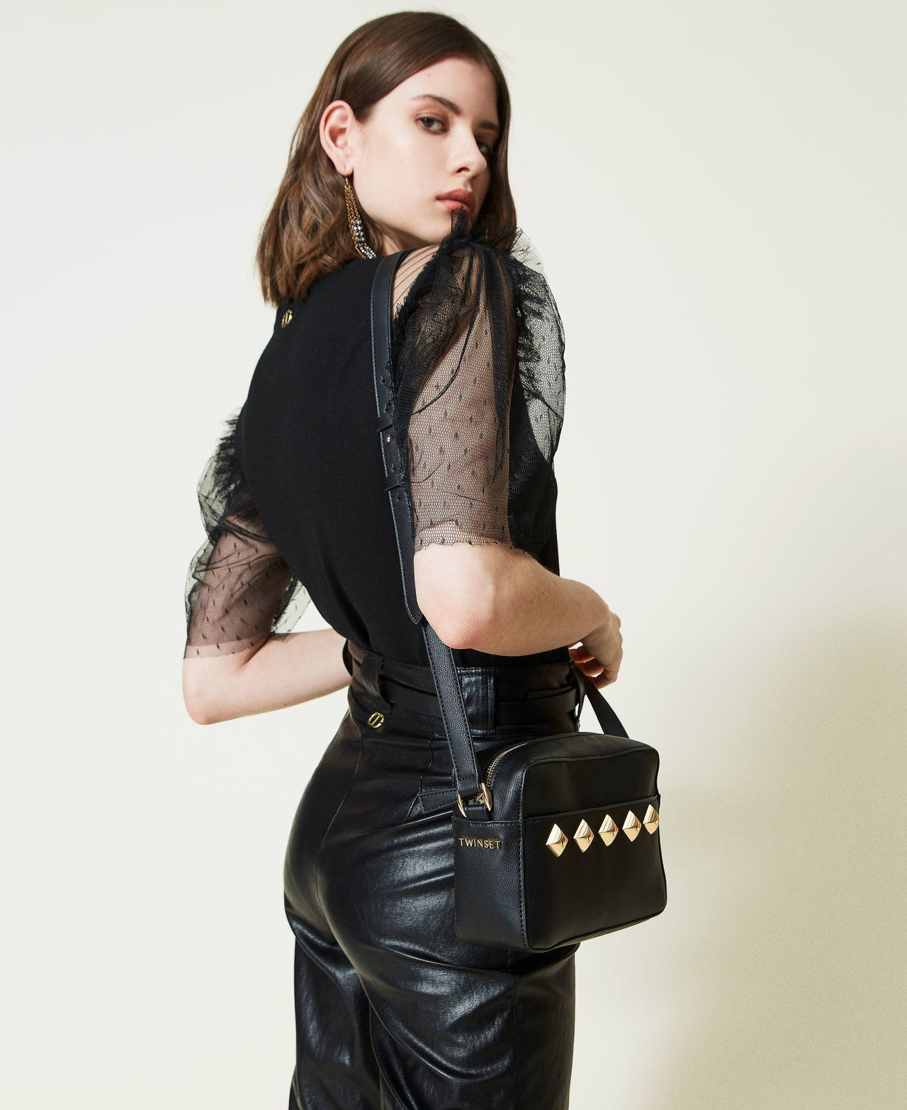 Borsa a tracolla con borchie