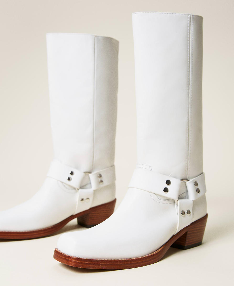 Lederstiefel mit Riemen