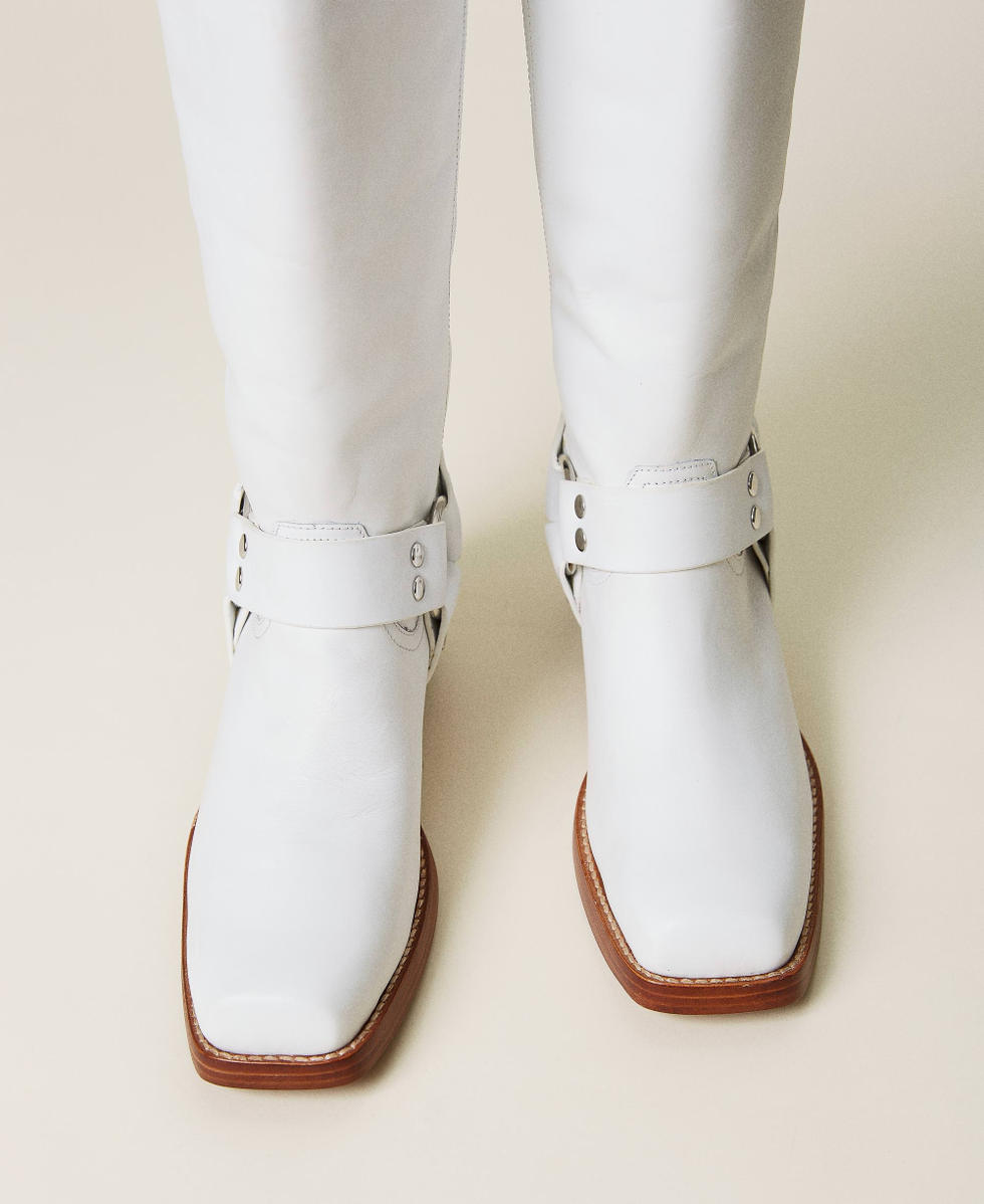 Lederstiefel mit Riemen