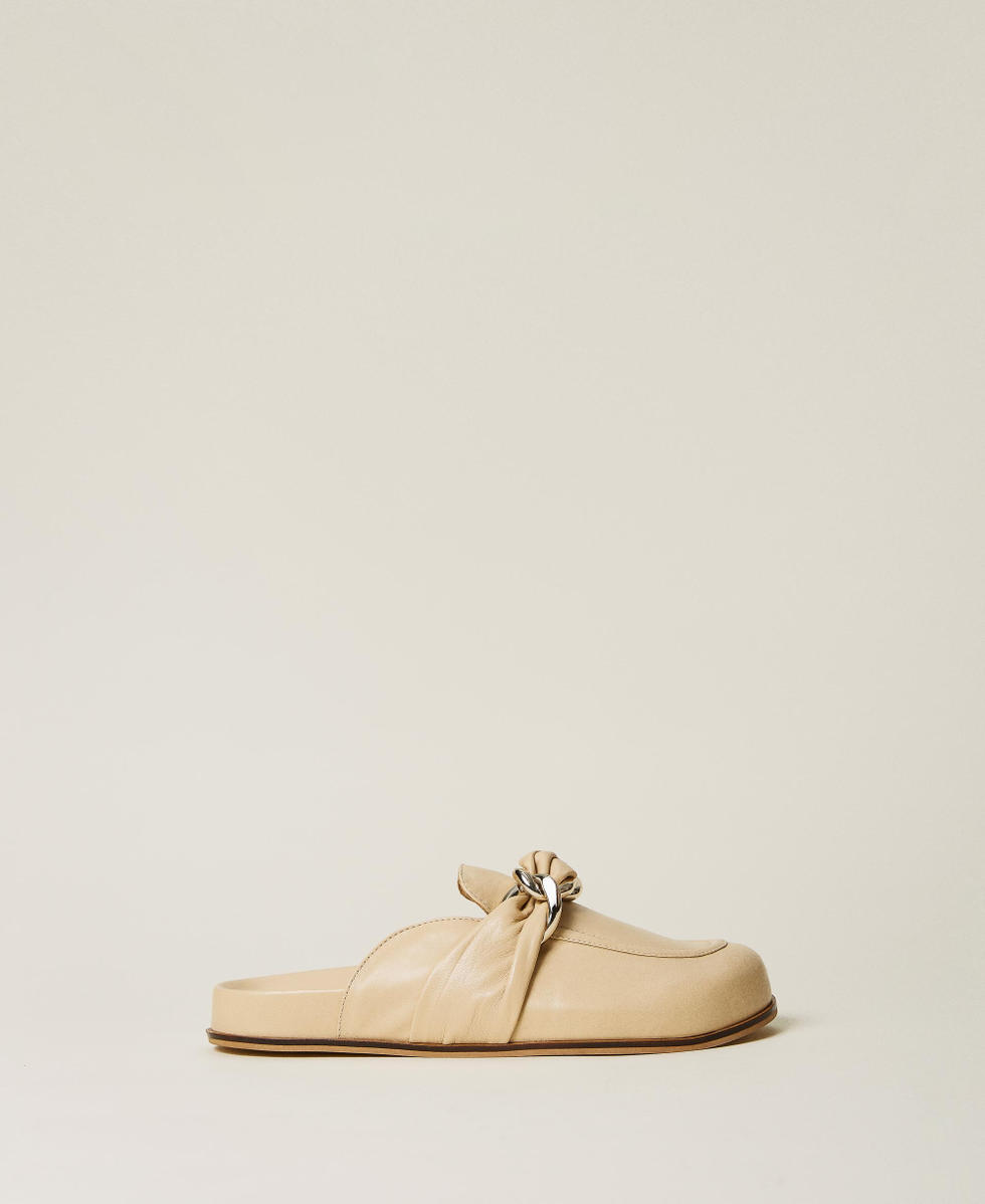 Leather slippers with chain Woman, Beige | TWINSET Milano