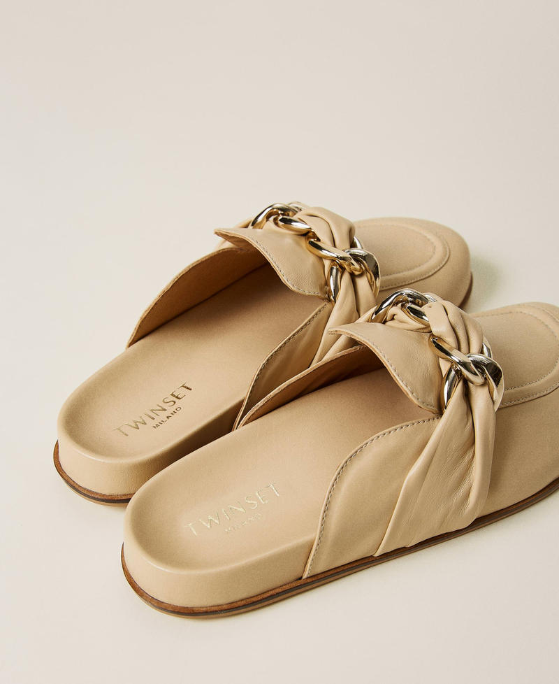 Slippers en cuir avec cha&icirc;ne