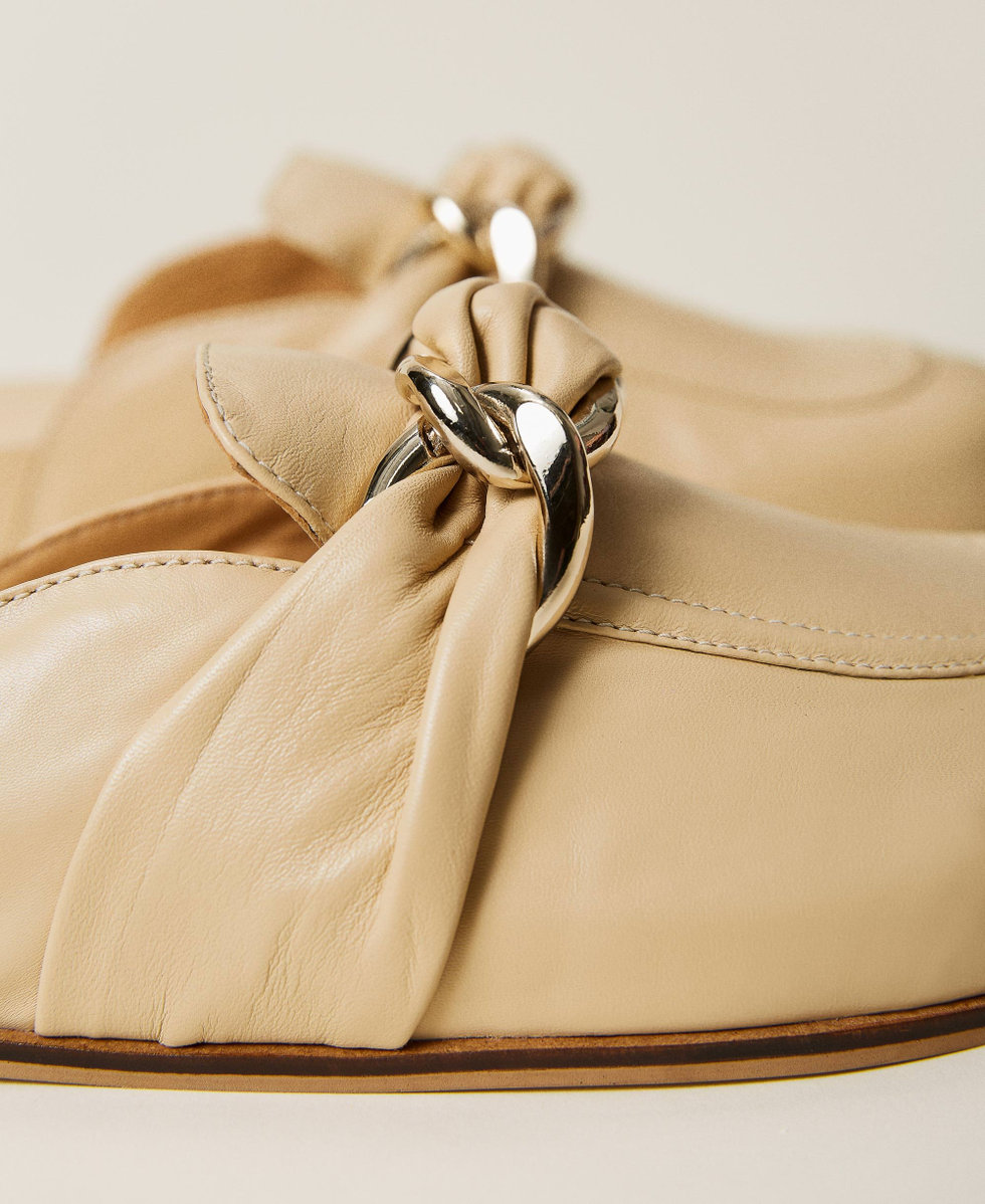 即納！最大半額！ Leather slippers with chain Woman, Beige | TWINSET Milano 小物
