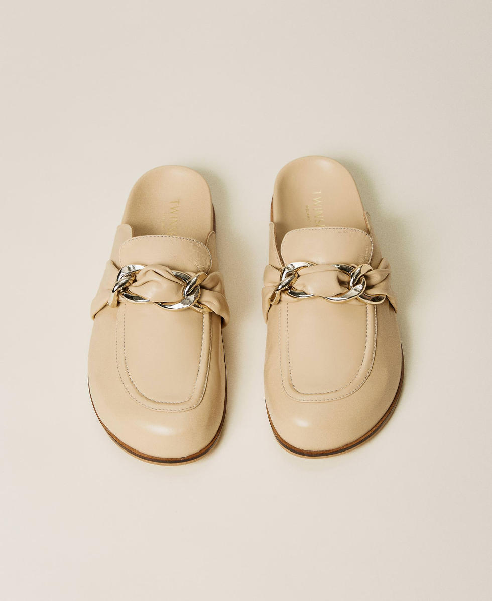 Leather slippers with chain