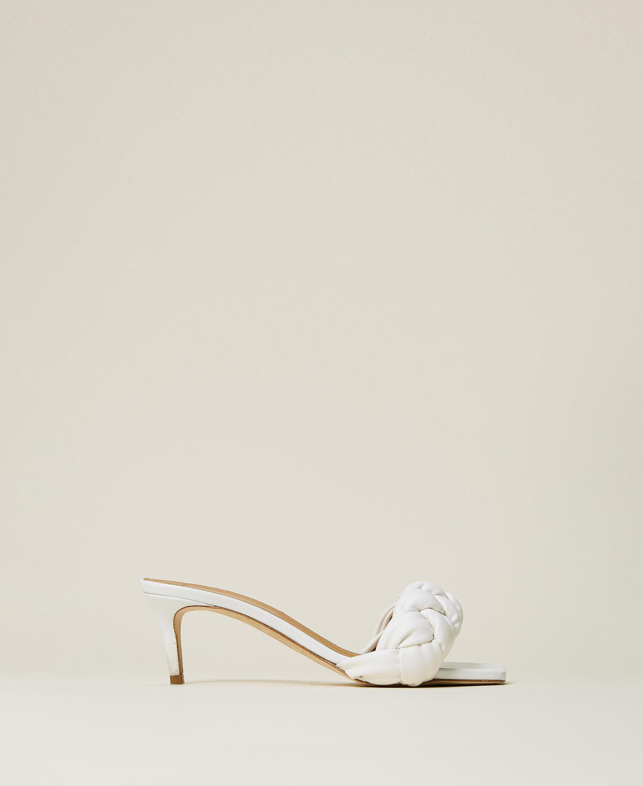 Sandali con fascia intrecciata