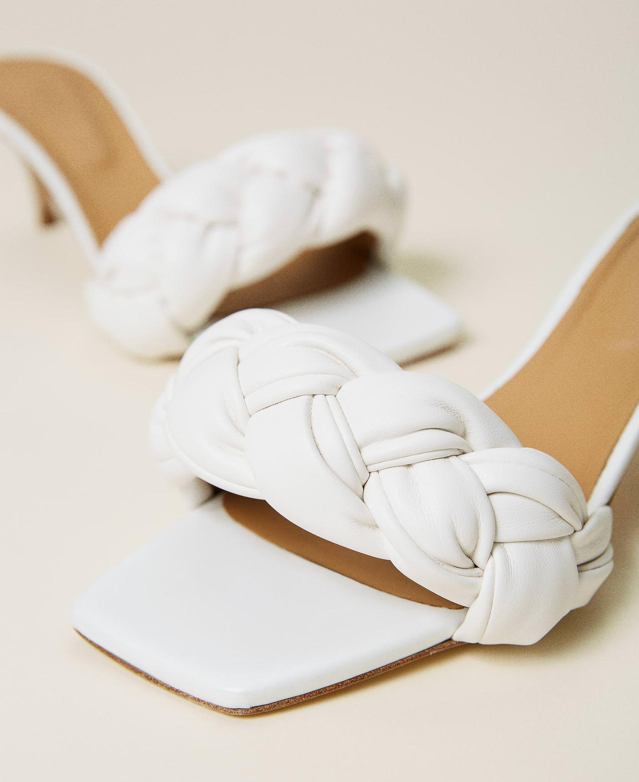 Sandali con fascia intrecciata