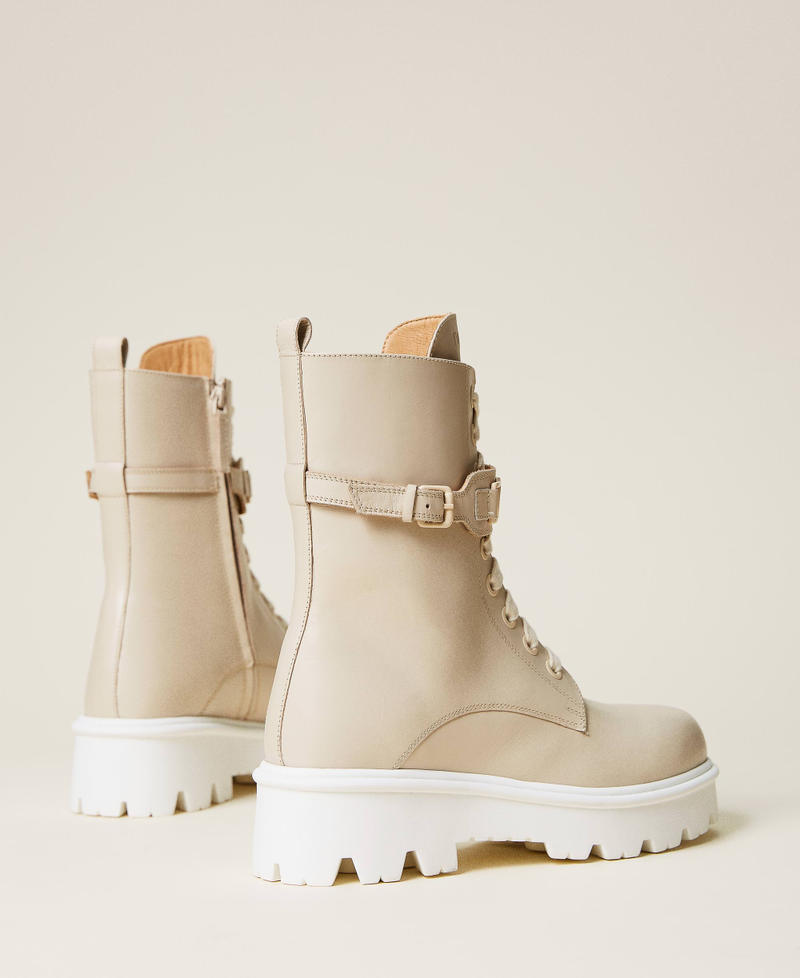 Anfibi in pelle con fibbia Oval T
