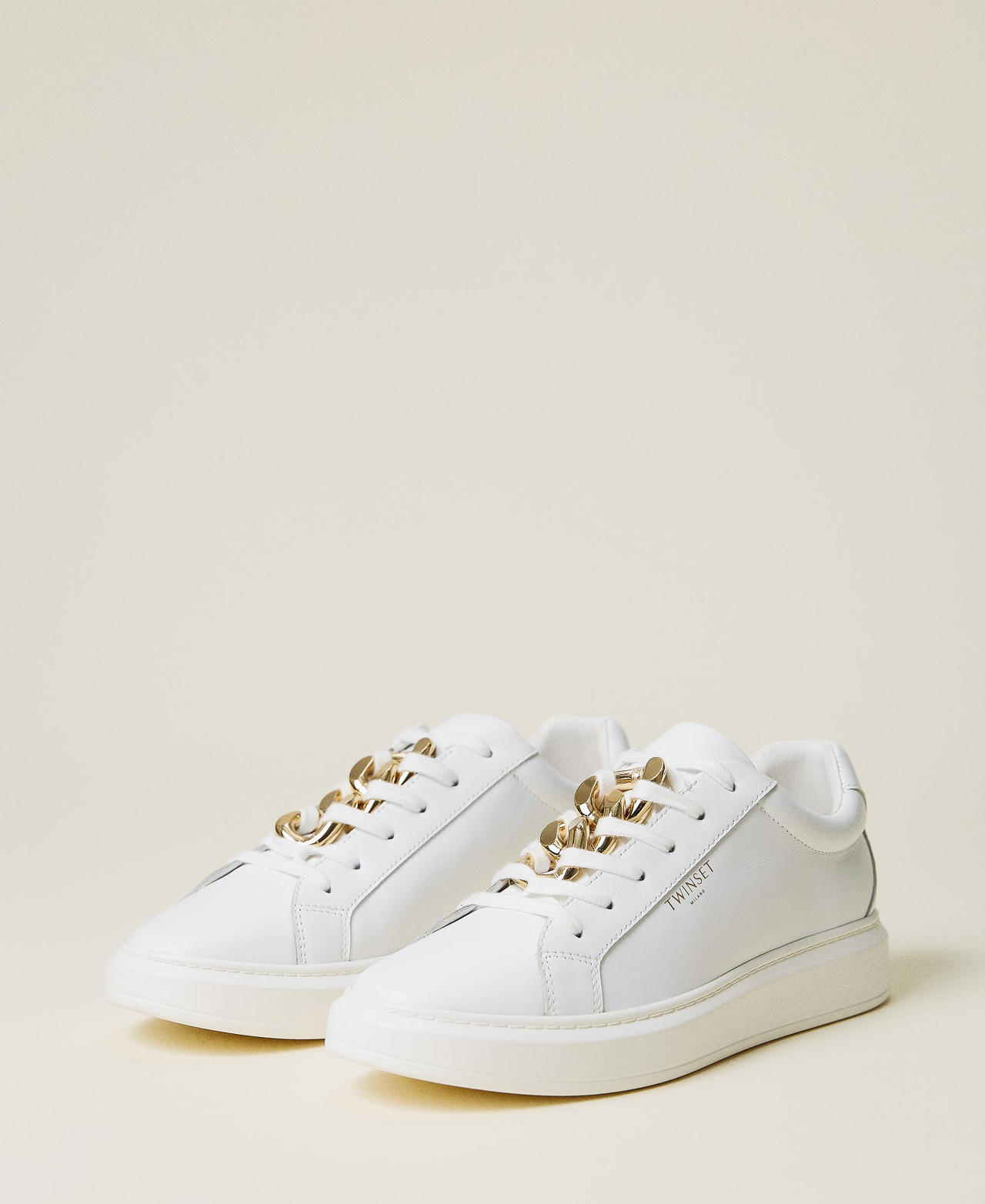 Zapatillas de piel con cadena