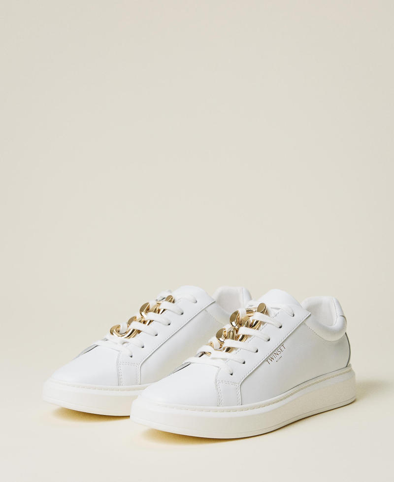 Zapatillas de piel con cadena