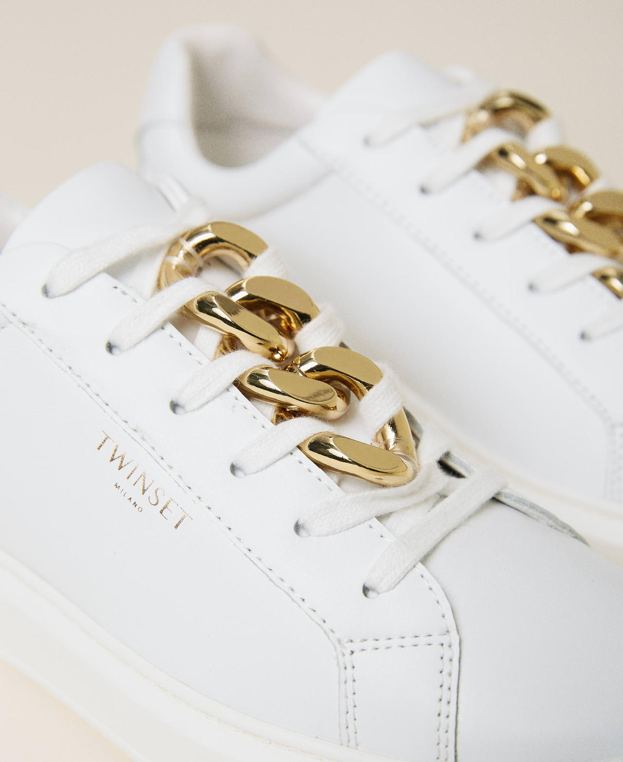 Zapatillas de piel con cadena