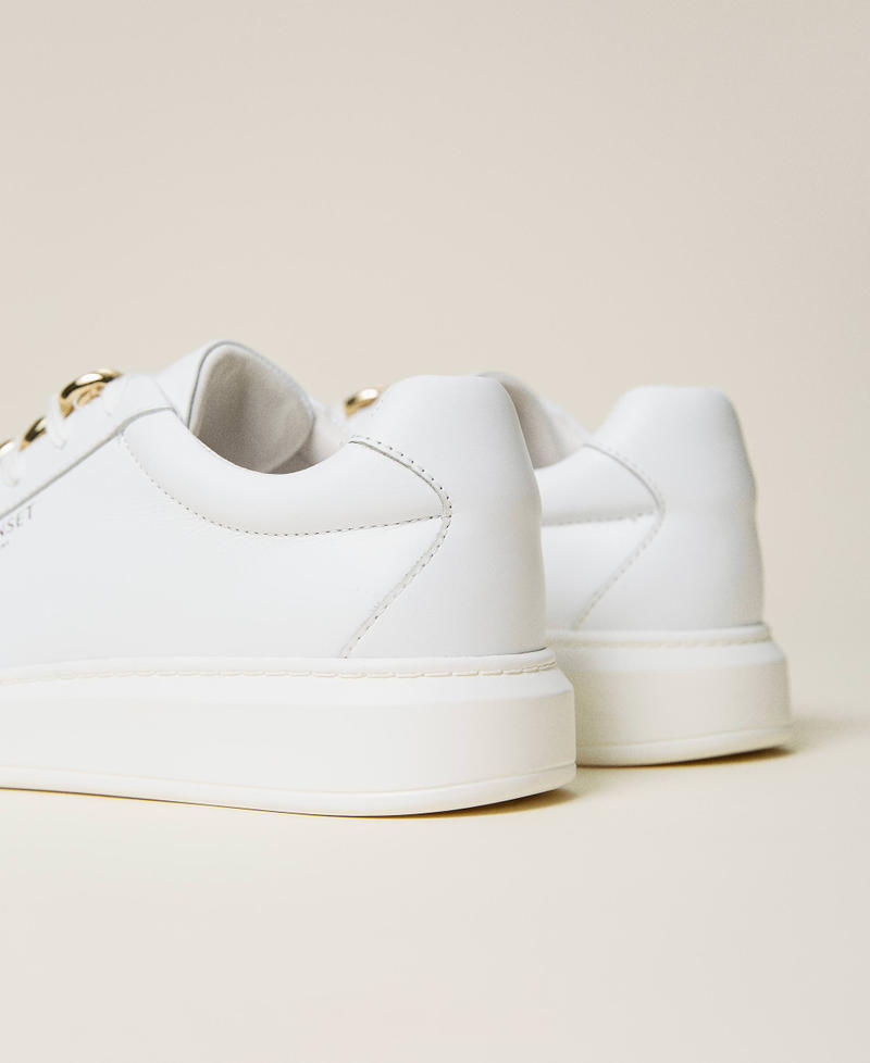 Zapatillas de piel con cadena