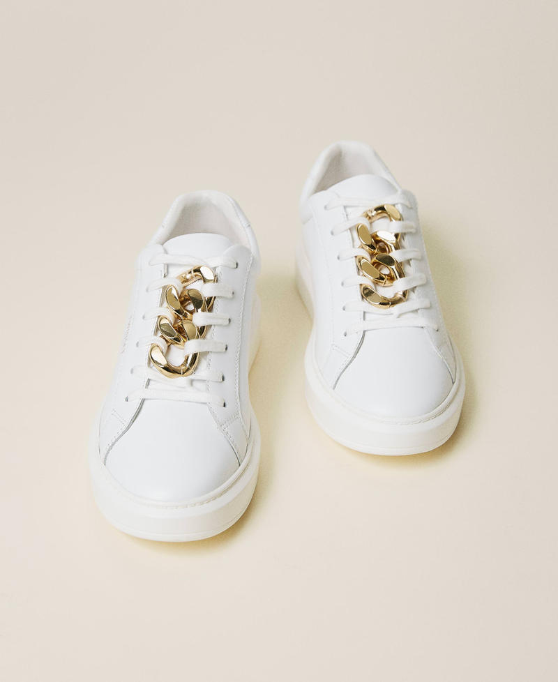 Zapatillas de piel con cadena