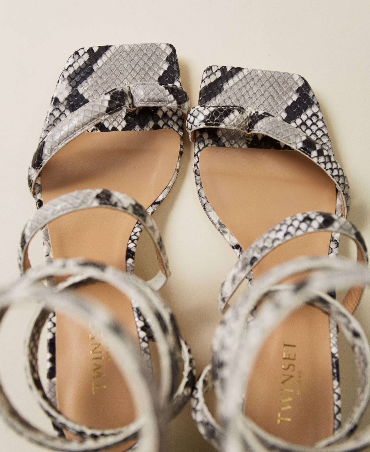 Sandales en cuir avec bride en spirale