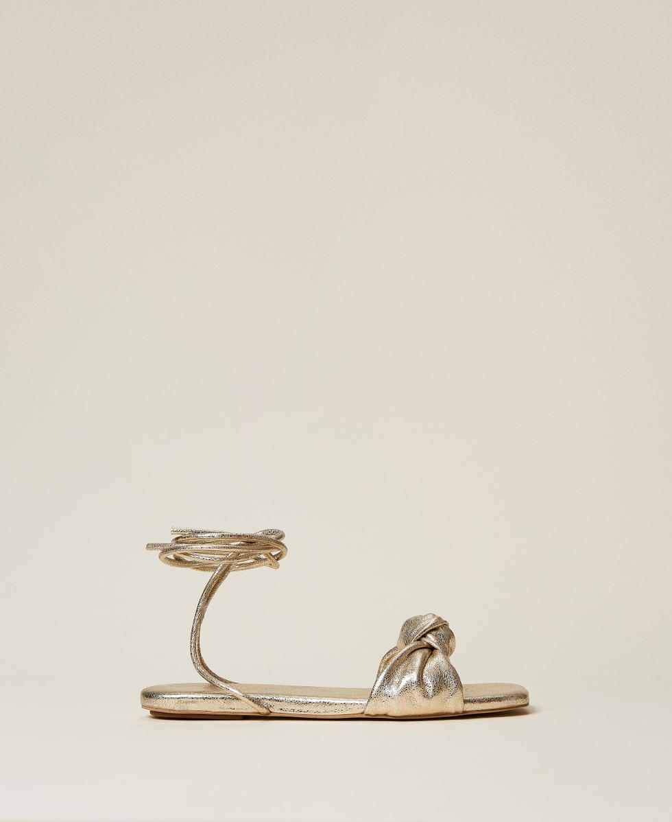 Sandale aus Metallic-Leder mit Knoten