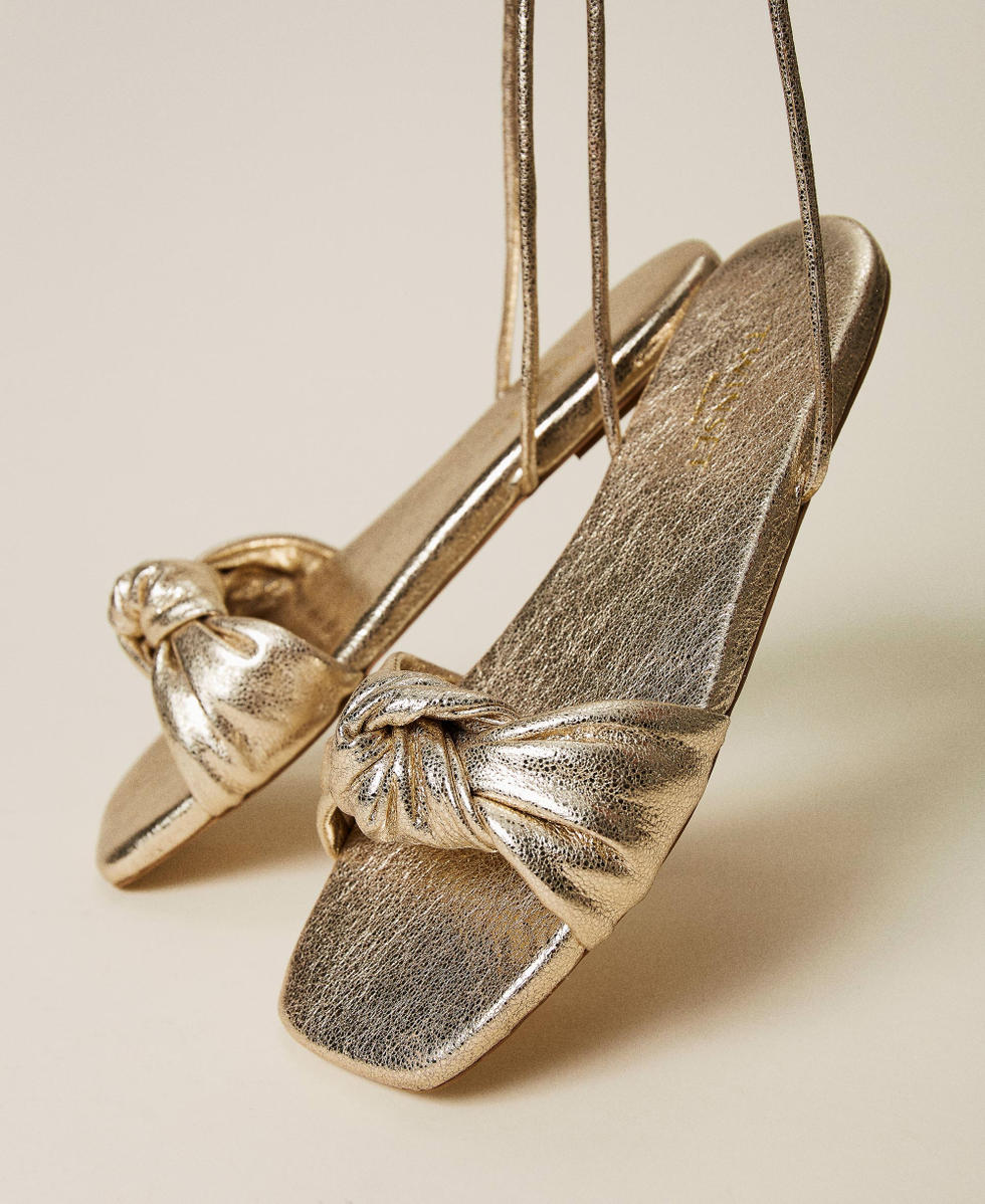 Sandale aus Metallic-Leder mit Knoten