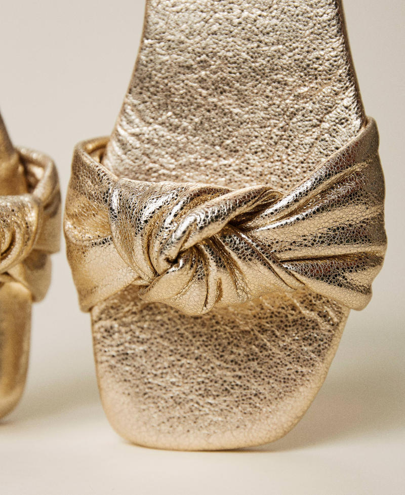 Sandale aus Metallic-Leder mit Knoten Goldfarbene Beschichtung Frau 221TCT036-03