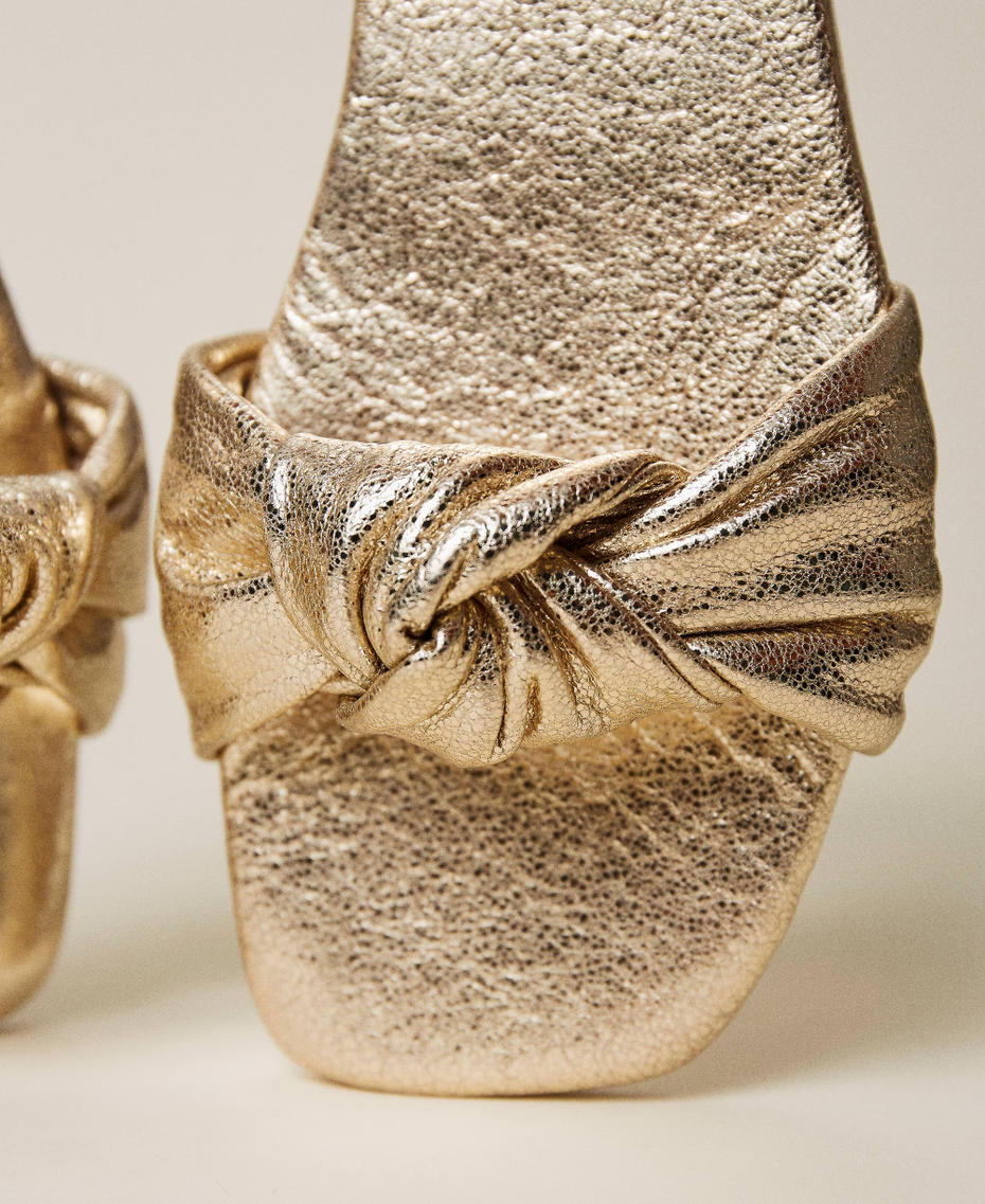 Sandale aus Metallic-Leder mit Knoten Goldfarbene Beschichtung Frau 221TCT036-03