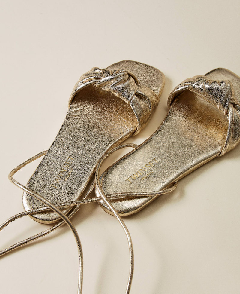 Sandale aus Metallic-Leder mit Knoten Goldfarbene Beschichtung Frau 221TCT036-04