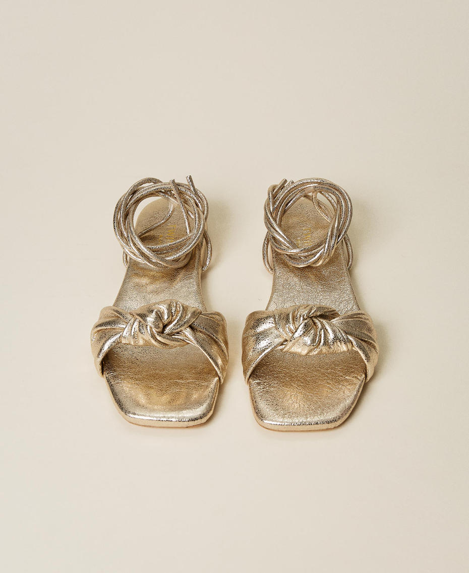 Sandale aus Metallic-Leder mit Knoten Goldfarbene Beschichtung Frau 221TCT036-05