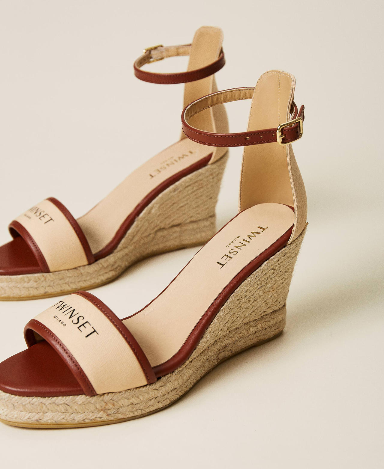 Sandali wedge con zeppa e logo