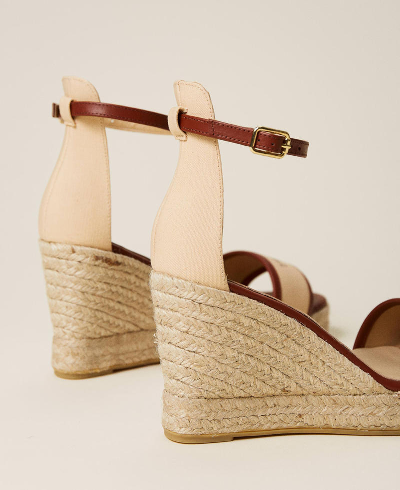 Sandali wedge con zeppa e logo