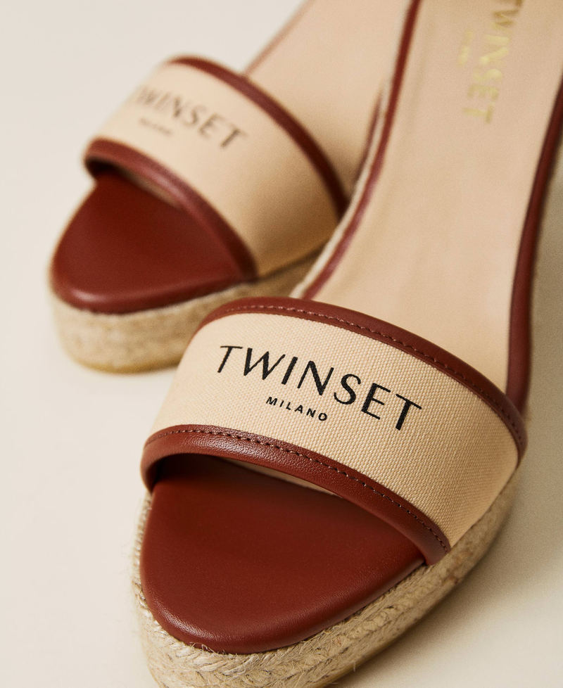 Sandali wedge con zeppa e logo