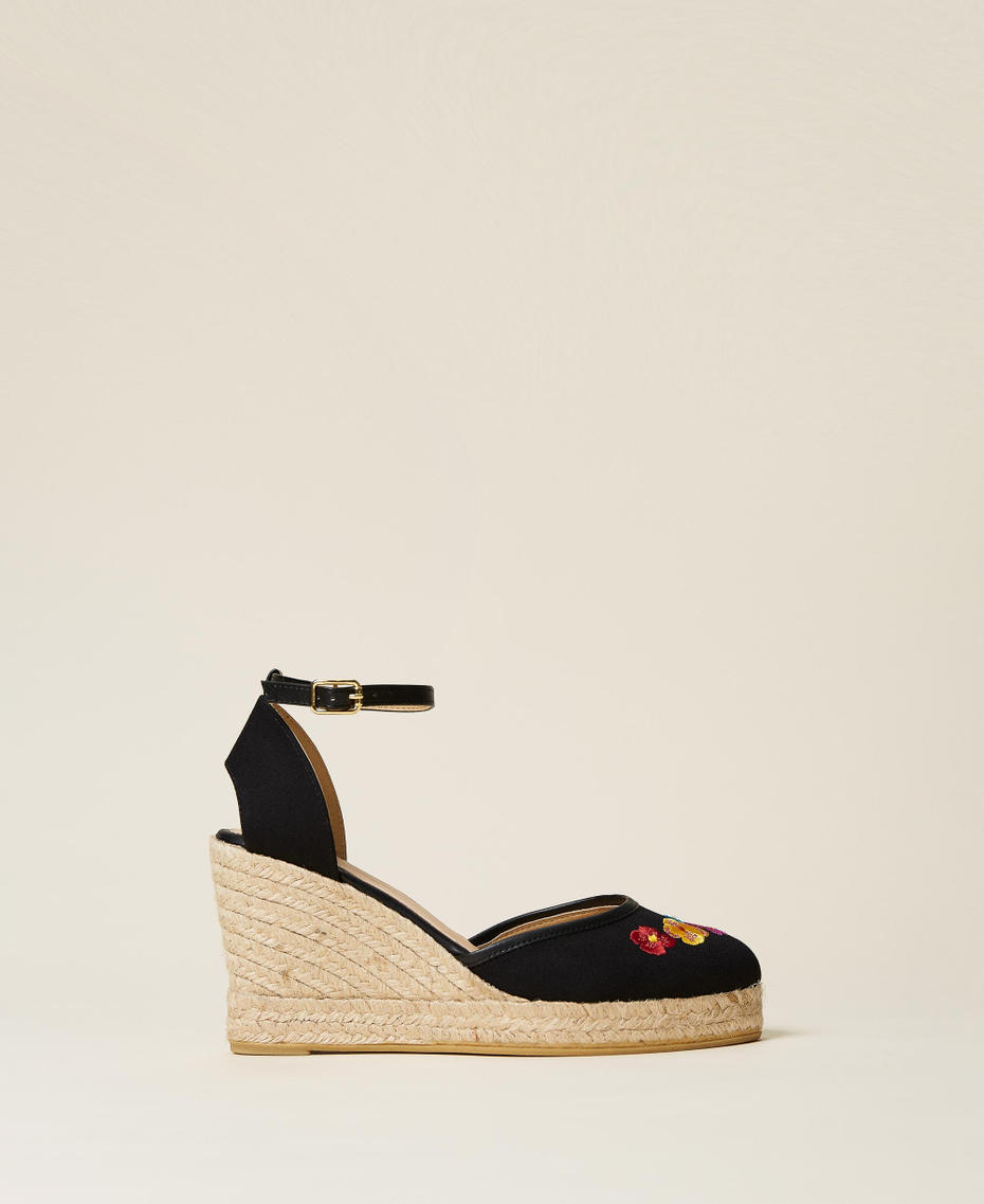 Wedge sandals with embroidery