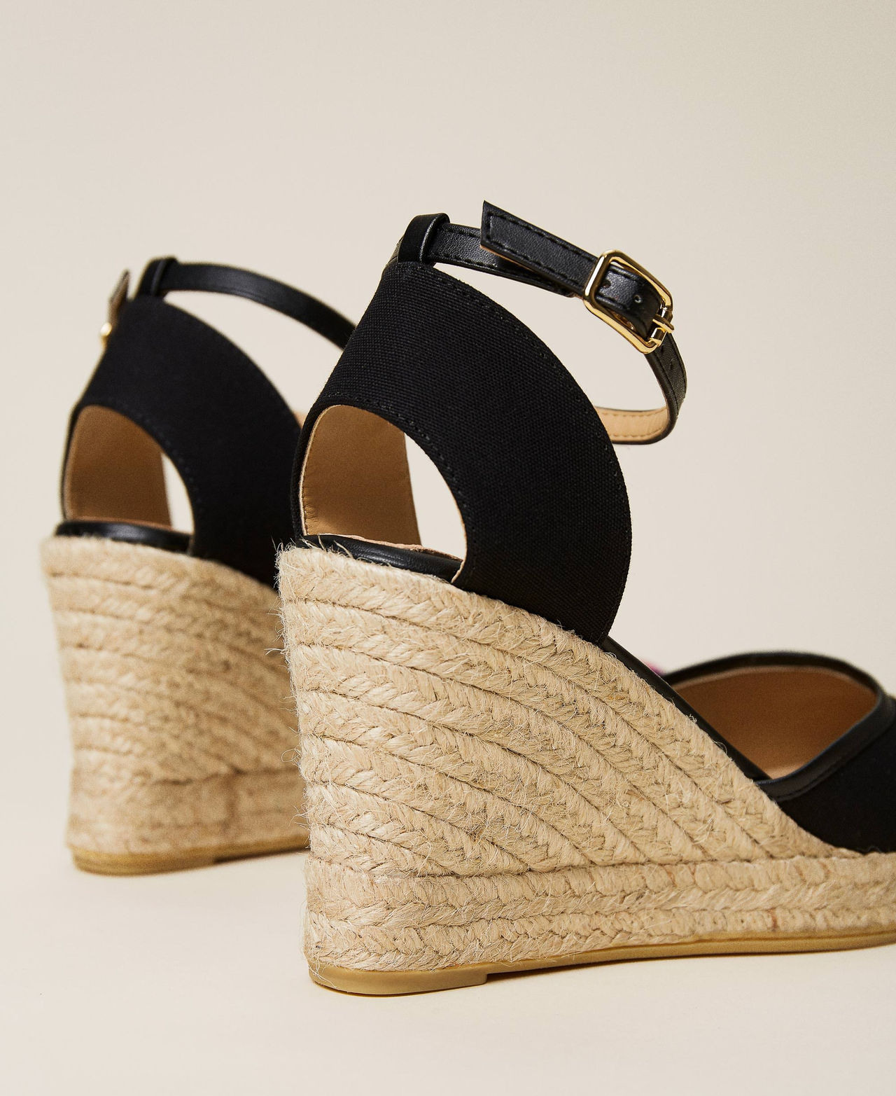 Wedge sandals with embroidery