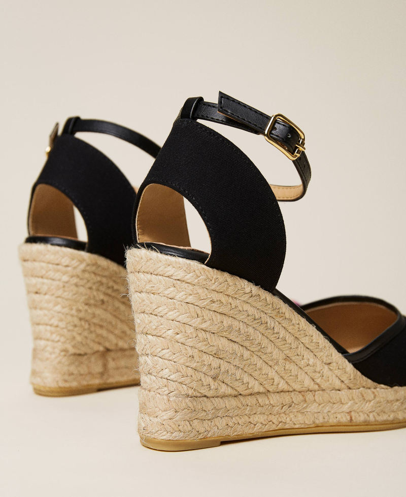 Wedge sandals with embroidery