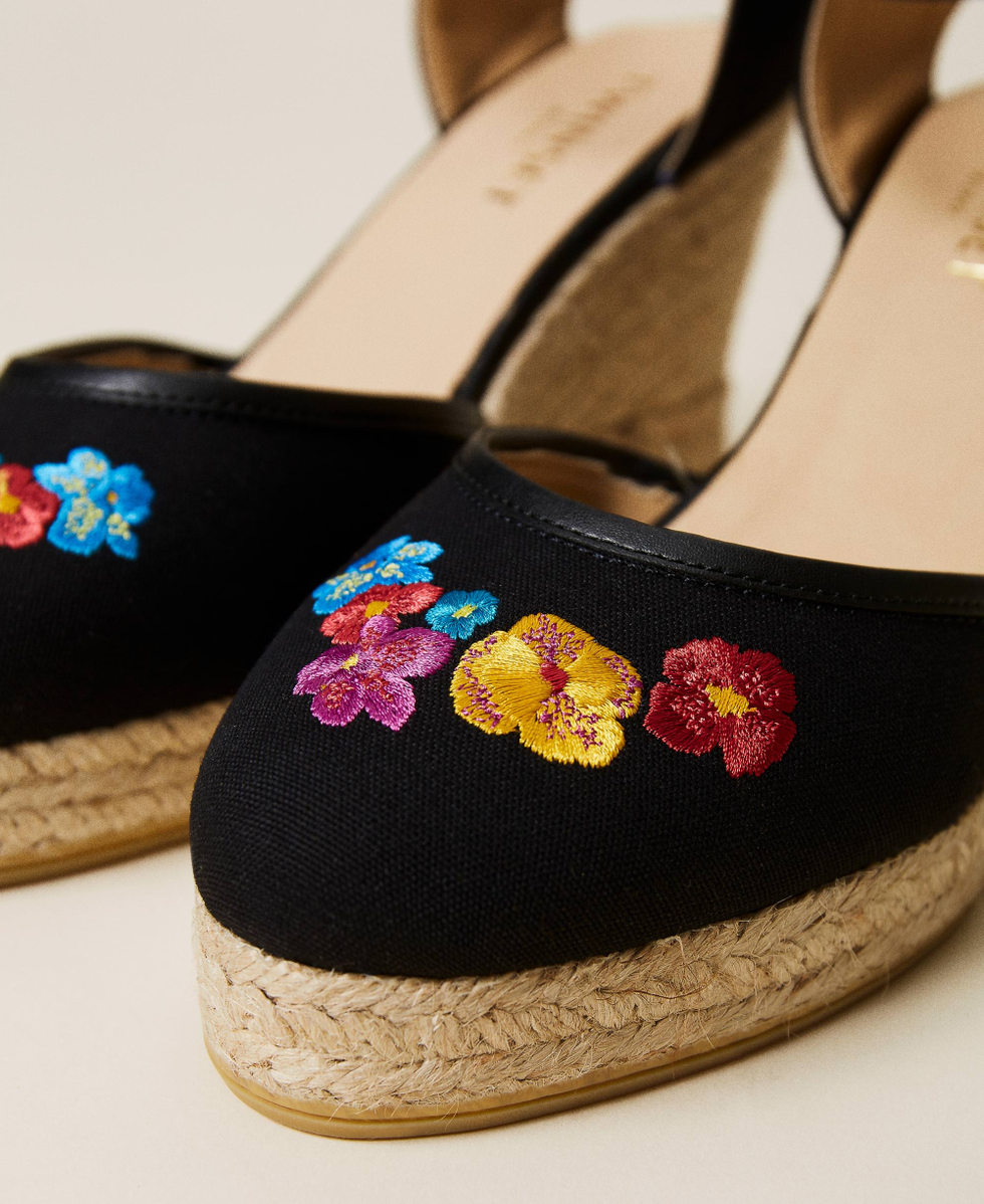 Wedge sandals with embroidery