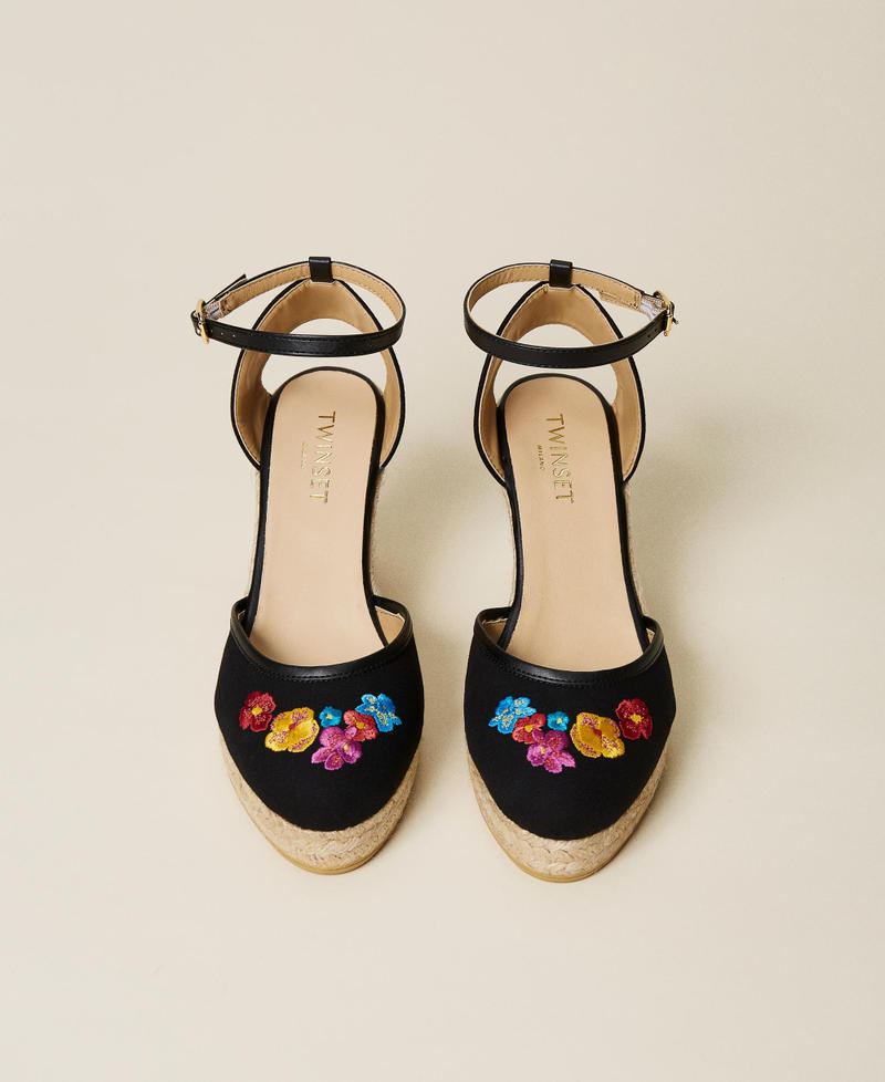 Wedge sandals with embroidery