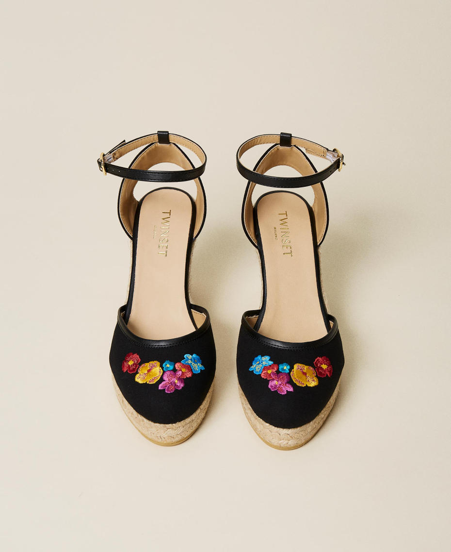 Wedge sandals with embroidery