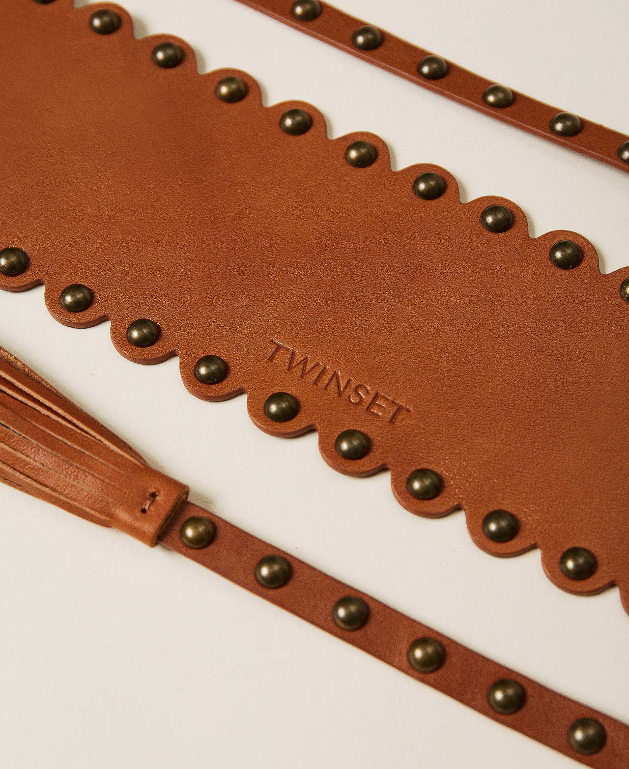 Bindeg&uuml;rtel aus Leder mit Nieten