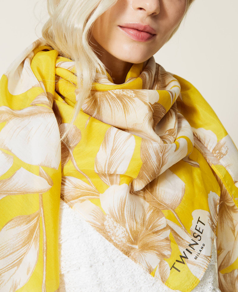 Silk blend kefiah with floral print Yellow / “Snow” White Hibiscus Print Woman 221TO504E-0S