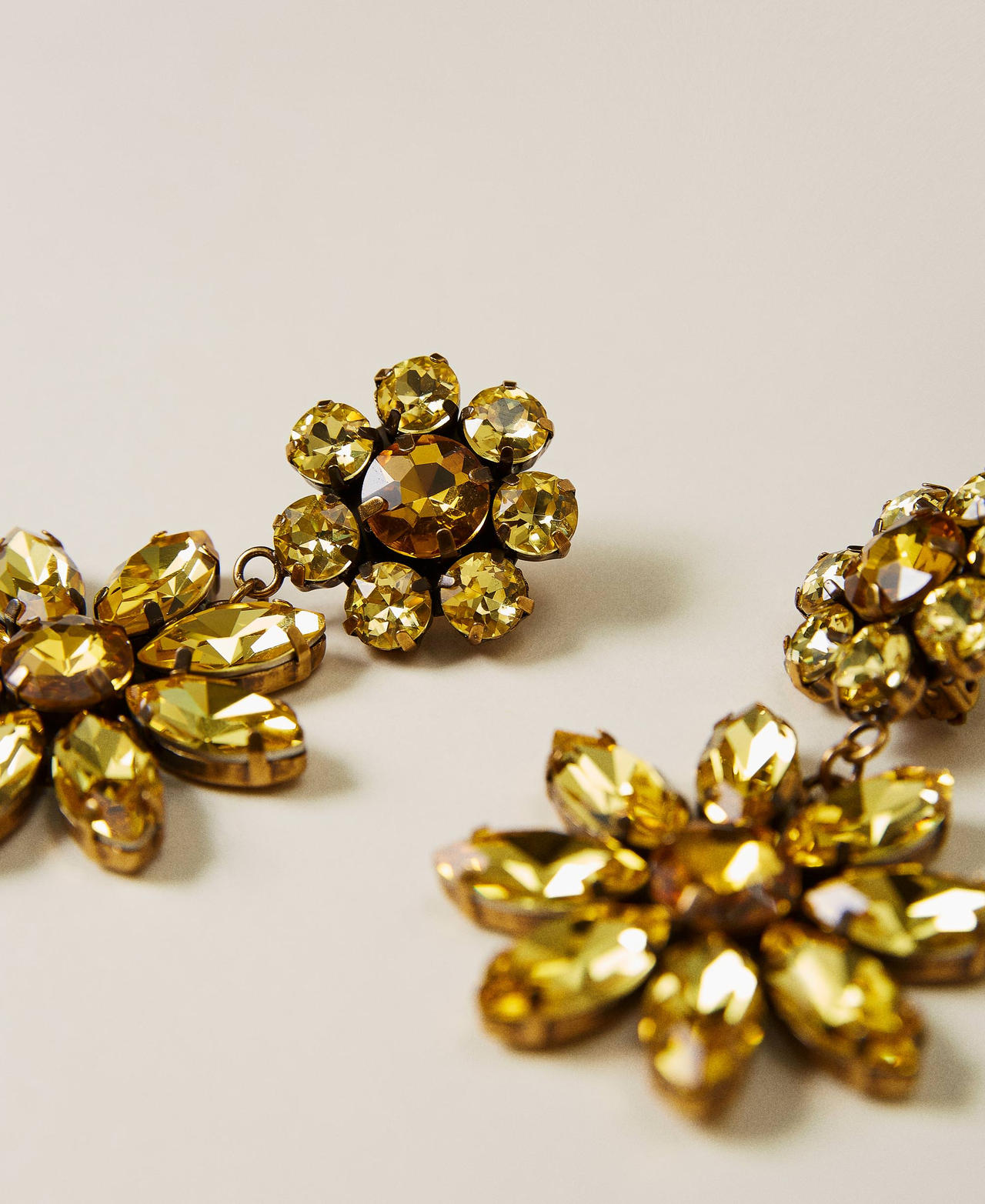 Earrings with flower rhinestones