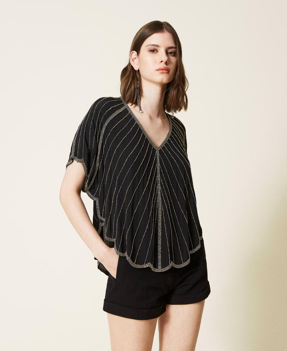 Blouse en cr&ecirc;pe avec broderie r&eacute;alis&eacute;e &agrave; la main