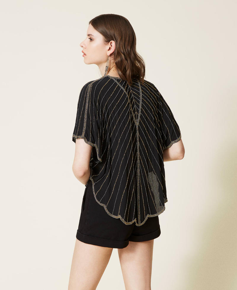 Blouse en cr&ecirc;pe avec broderie r&eacute;alis&eacute;e &agrave; la main
