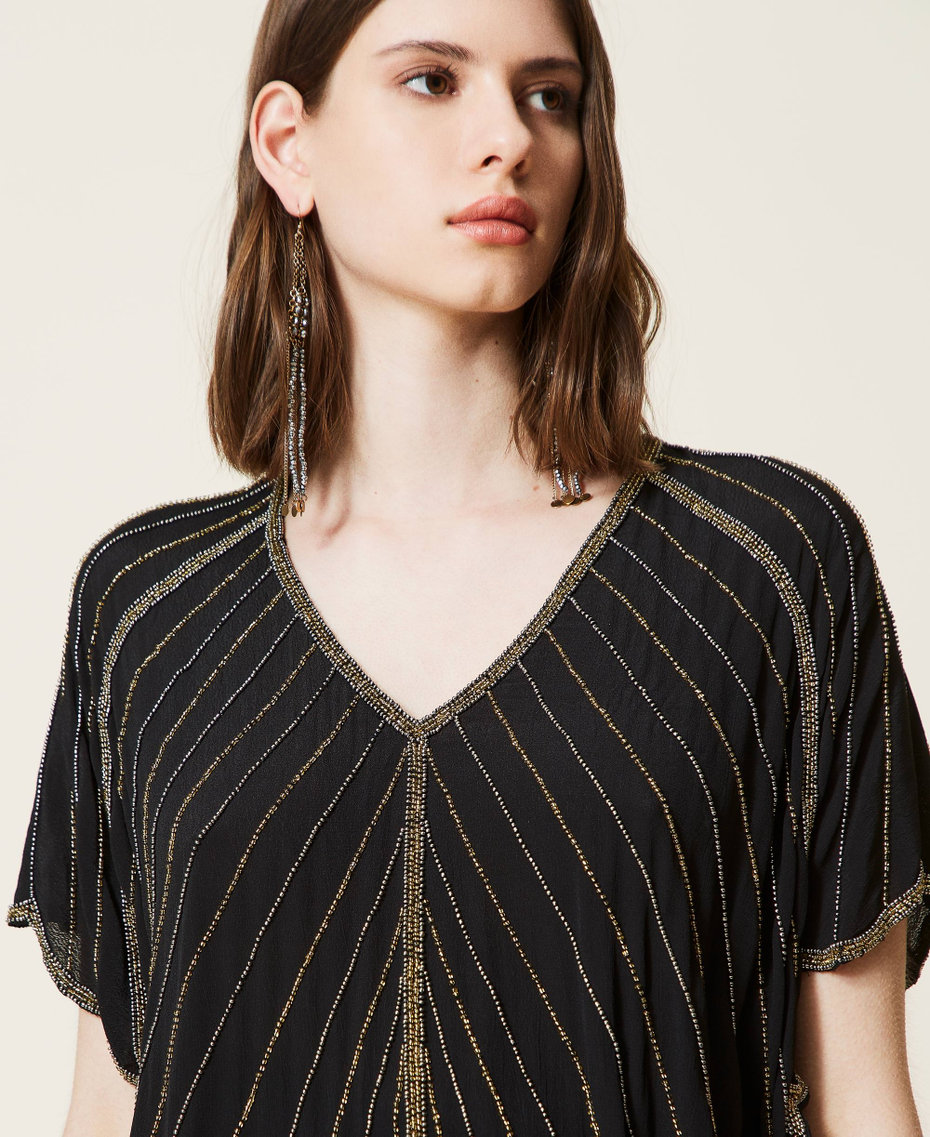 Blouse en cr&ecirc;pe avec broderie r&eacute;alis&eacute;e &agrave; la main