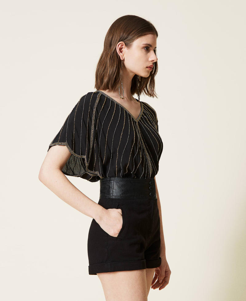 Blouse en cr&ecirc;pe avec broderie r&eacute;alis&eacute;e &agrave; la main