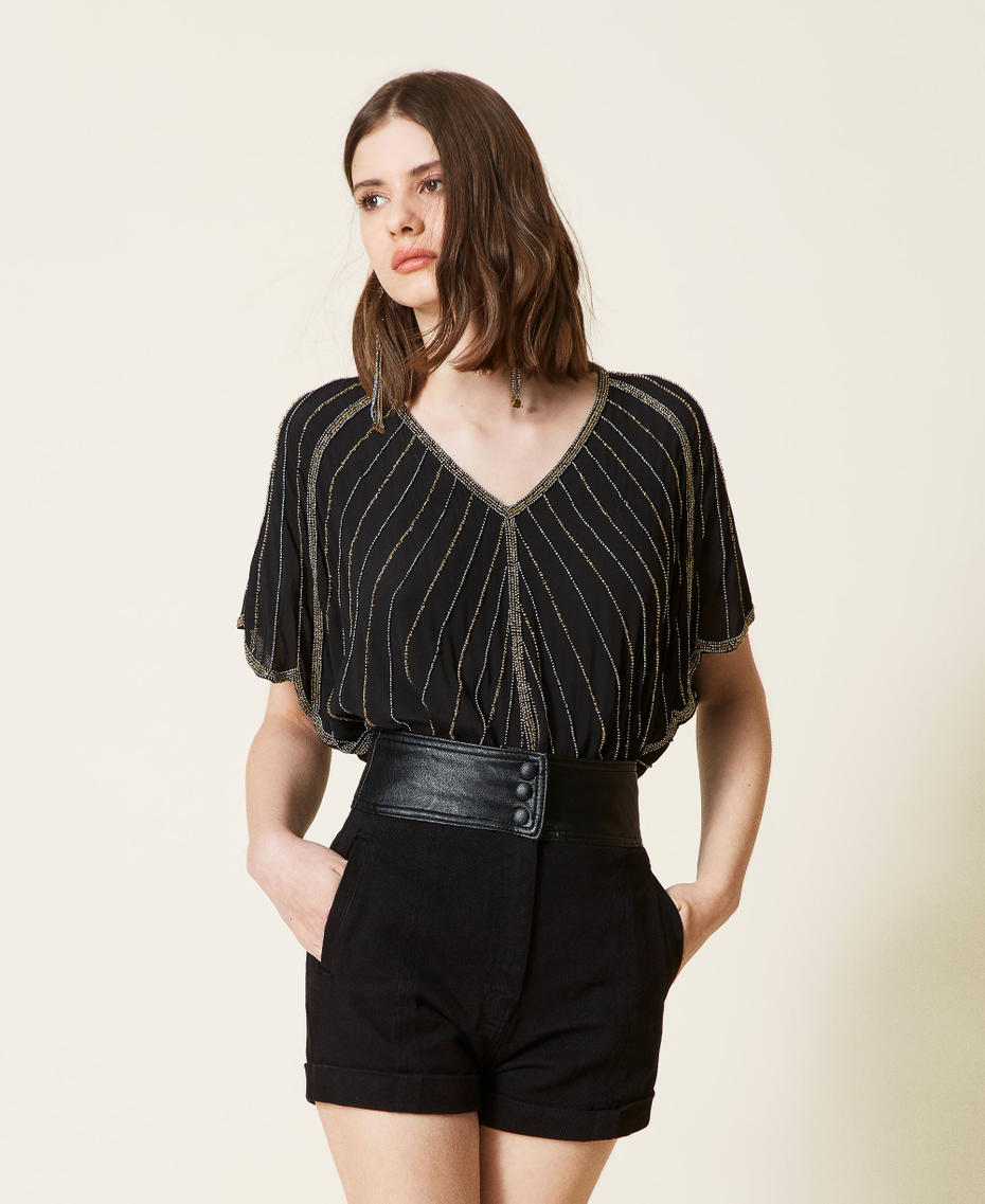 Blouse en cr&ecirc;pe avec broderie r&eacute;alis&eacute;e &agrave; la main