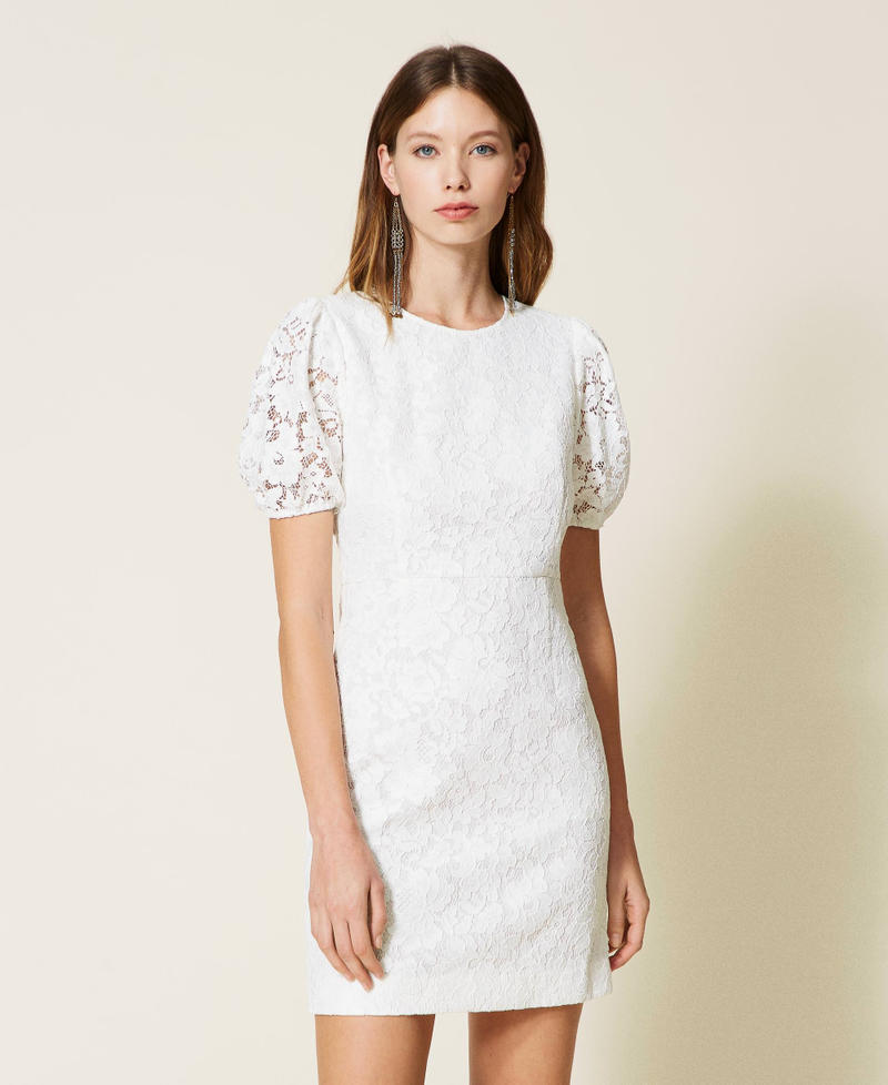 Figurbetontes Kleid aus Makramee Weiß Schnee Frau 221TP2037-04