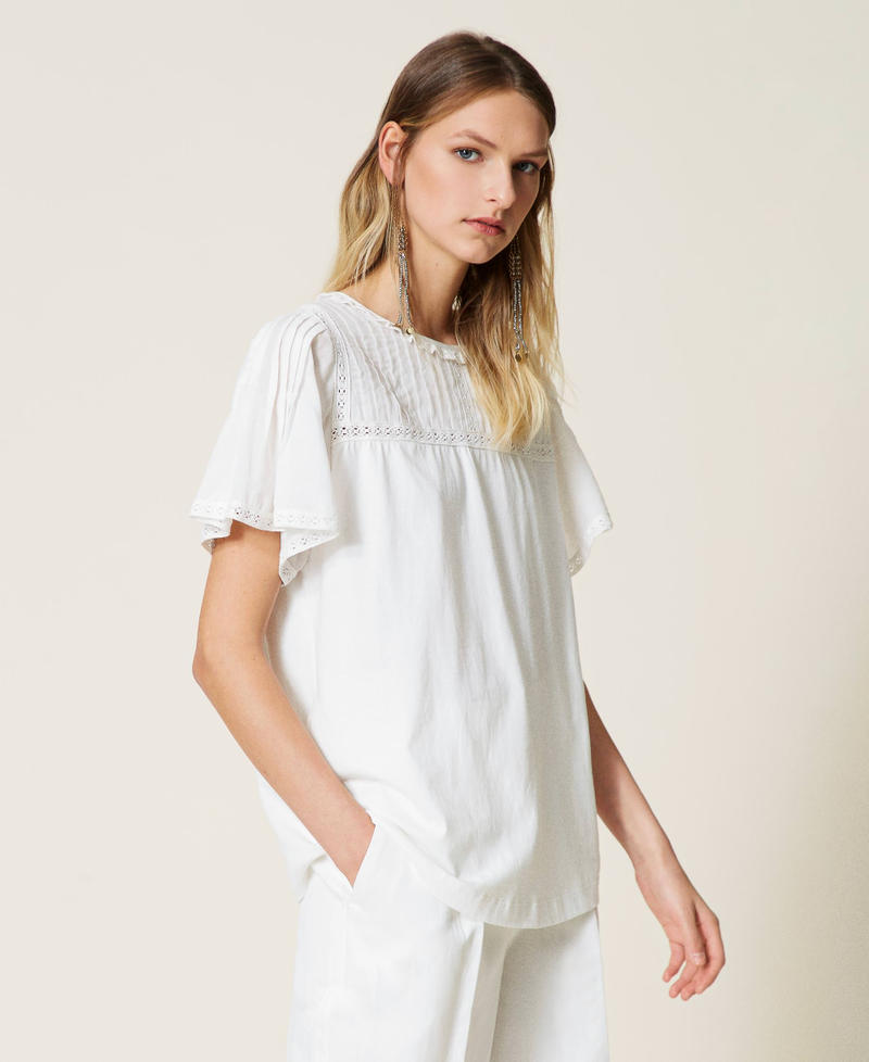 T-Shirt mit Makrameespitze