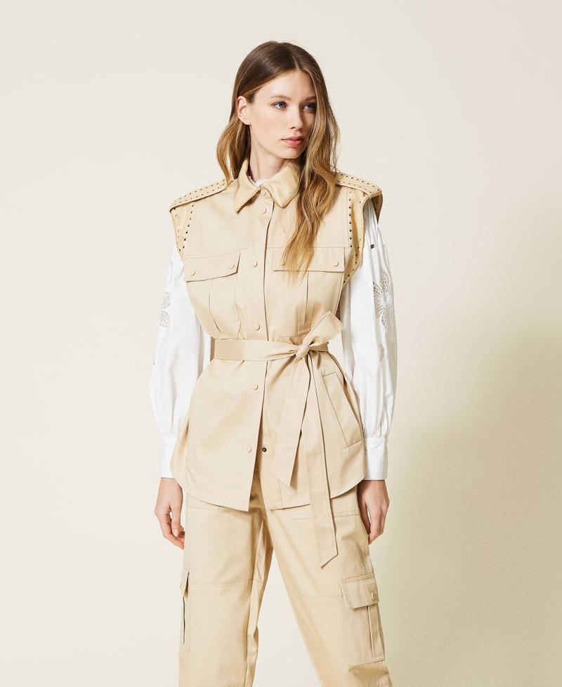 Chaleco con bordados perforados