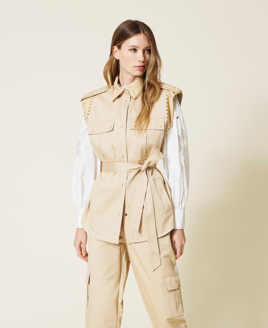 Chaleco con bordados perforados