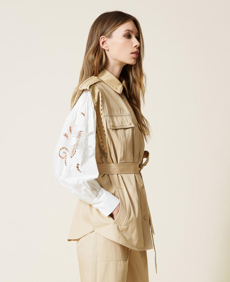 Chaleco con bordados perforados