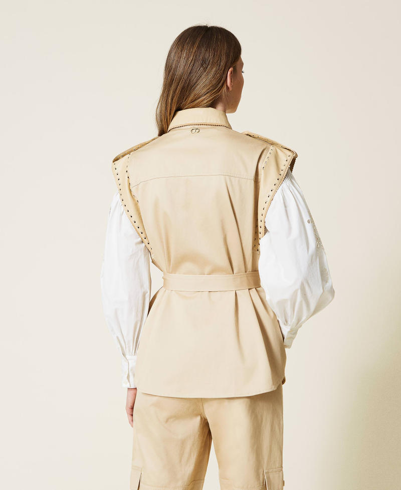 Chaleco con bordados perforados