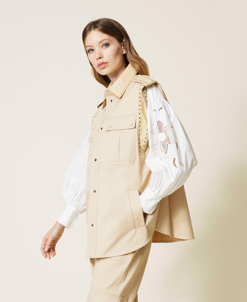 Chaleco con bordados perforados