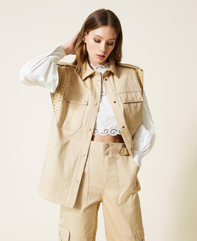 Chaleco con bordados perforados