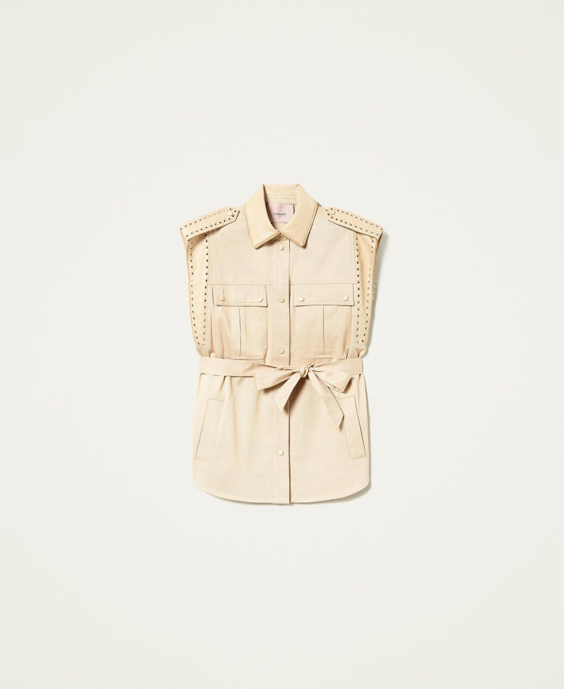 Chaleco con bordados perforados