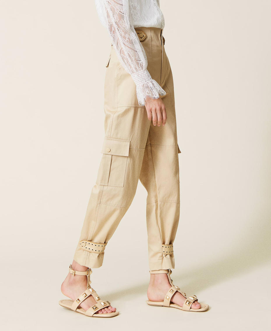 Pantal&oacute;n cargo con bordados perforados