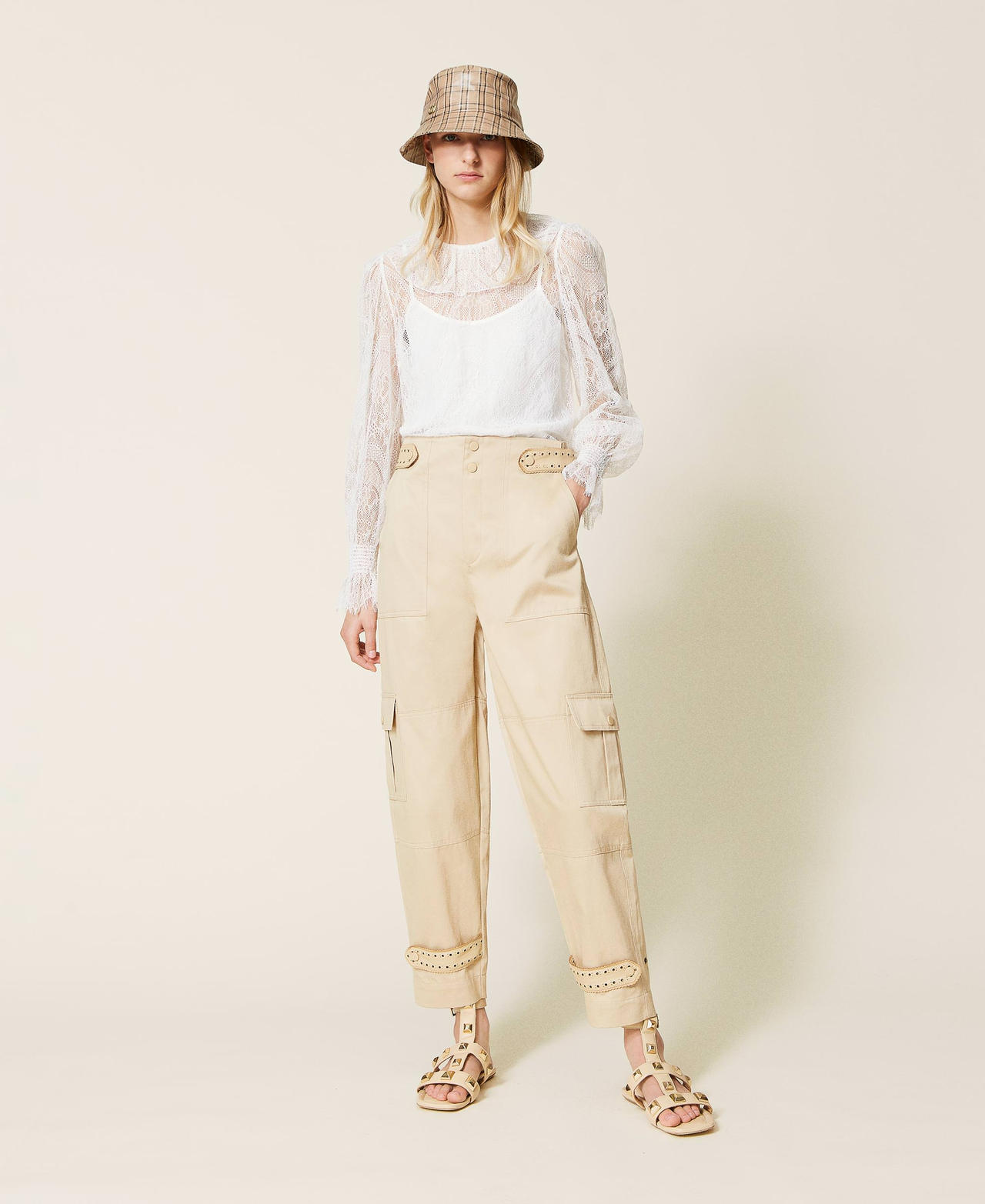Pantal&oacute;n cargo con bordados perforados